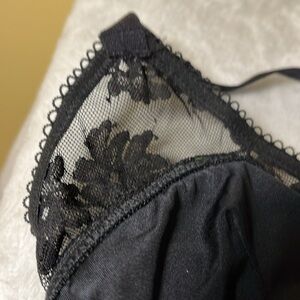 Bra, black velvet and lace. Victor Secrets. Adjustable straps. size medium.